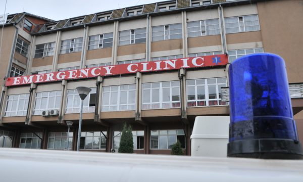 E dhimbshme: Vdes në QKUK gruaja e moshuar që u godit nga vetura para dy ditësh në Fushë Kosovë