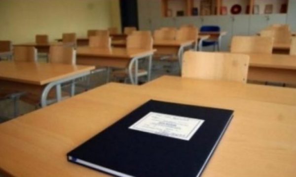 Mbi 300 mësimdhënës kanë marrë pushim vjetor pa pagesë, po presin largimin nga Kosova pas 1 janarit