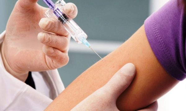 AstraZeneca pranon për herë të parë se vaksinat e saj kanë shkaktuar efektin e rëndë anësor