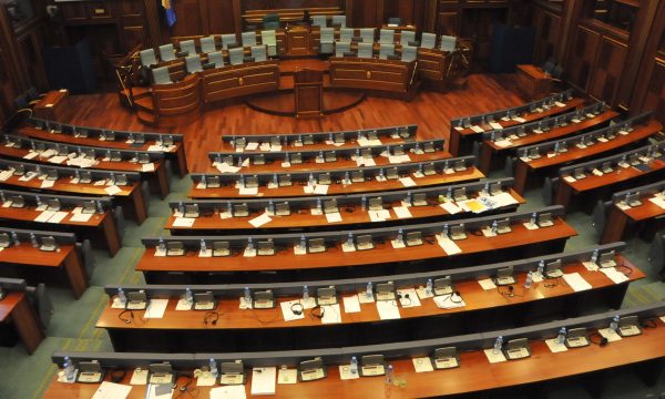 Sharjet e nxitja e dhunës pritet t’u kushtojnë deputetëve deri në 344 euro