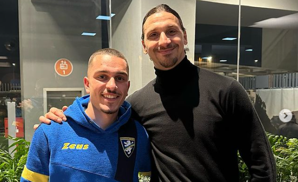 Takohen dy “Ibrahimoviçët”, 18-vjeçari me prejardhje kosovare pozon me sulmuesin suedez