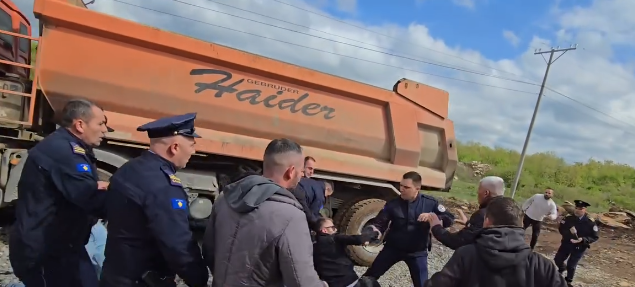 Eskalon situata në Gllarevë të Klinës, protestuesit kapen me Policinë (VIDEO)