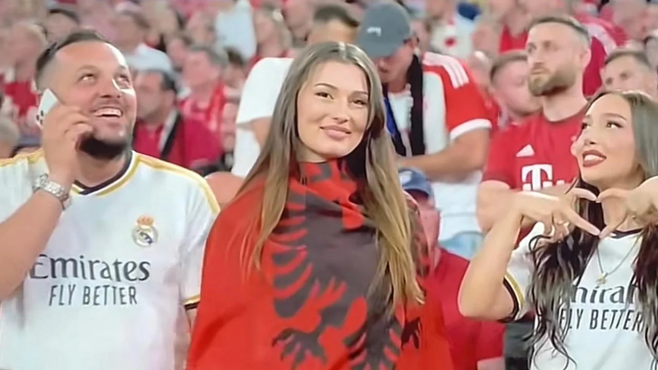 FOTOT/ E veshur me flamurin kuqezi, tifozja shqiptare merr gjithë vëmendjen në ndeshjen Bayern-Real. Bukuroshja “pushton” rrjetet sociale
