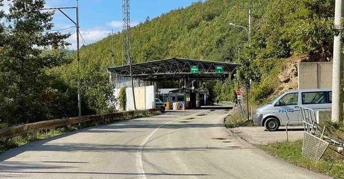 Kanoset zyrtari policor në pikën kufitare në Bërnjak