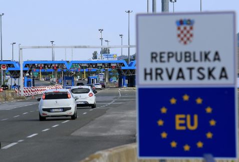 Kufiri Serbi-Kroaci: Gjenden cigare pa banderola në autobusin nga Kosova, ndalohen shoferi dhe konduktori