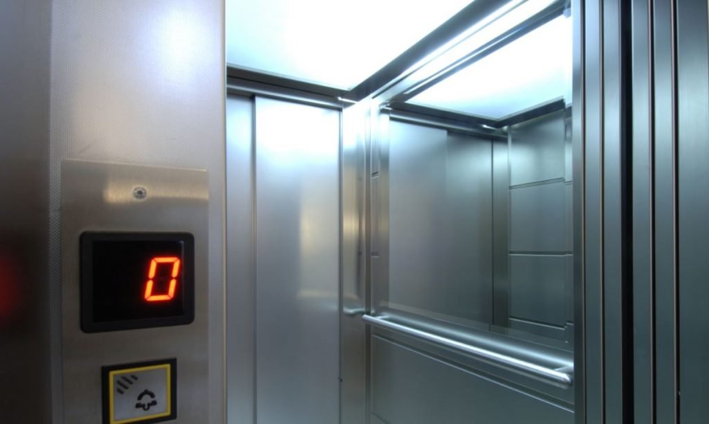 57-vjeçari në Tiranë bie në gropën e ashensorit dhe ndërron jetë