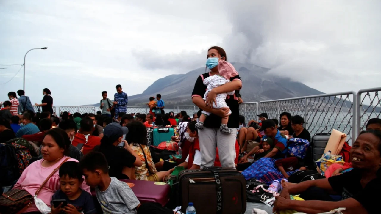 Shpërthimi i vullkanit në Indonezi, dhjetëra mijëra persona evakuohen nga ishulli i “malit të zjarrtë”! Anulohen fluturimet në të gjitha aeroportet