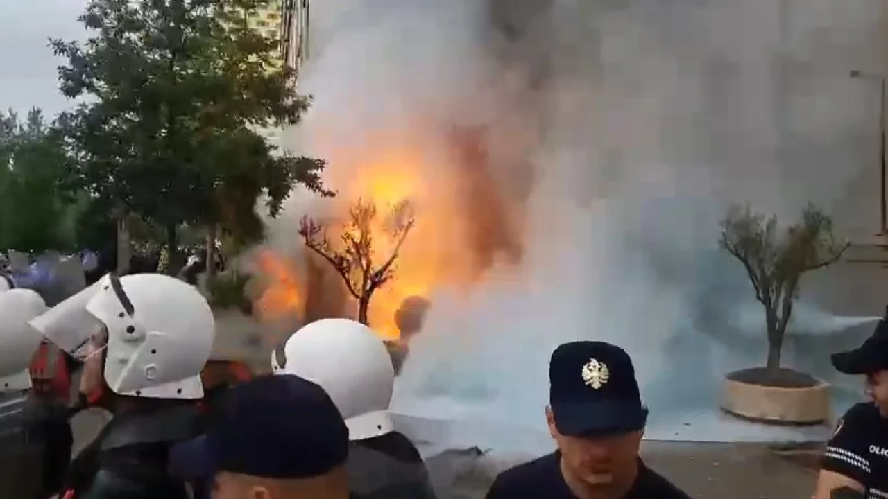Protesta e opozitës nis me hedhje motolovi, Bashkia e Tiranës përfshihet nga tymi! Nuk mungojnë as vezët
